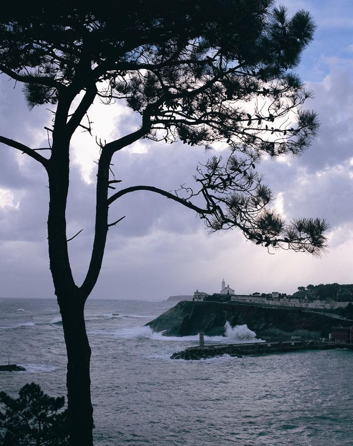 Costa de Luarca; al fondo, La Atalaya.