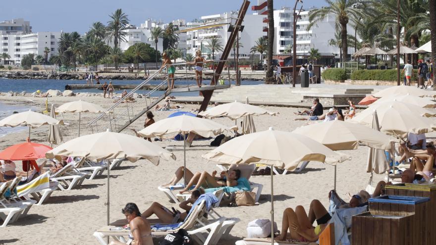 Reabre la playa de ses Figueretes después de tres días cerrada por un vertido de fecales