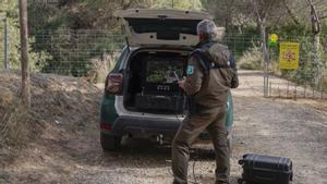 Un agent rural utilitza un dron per vigilar un camí a Collserola. | ALBERTO ESTÉVEZ / EFE