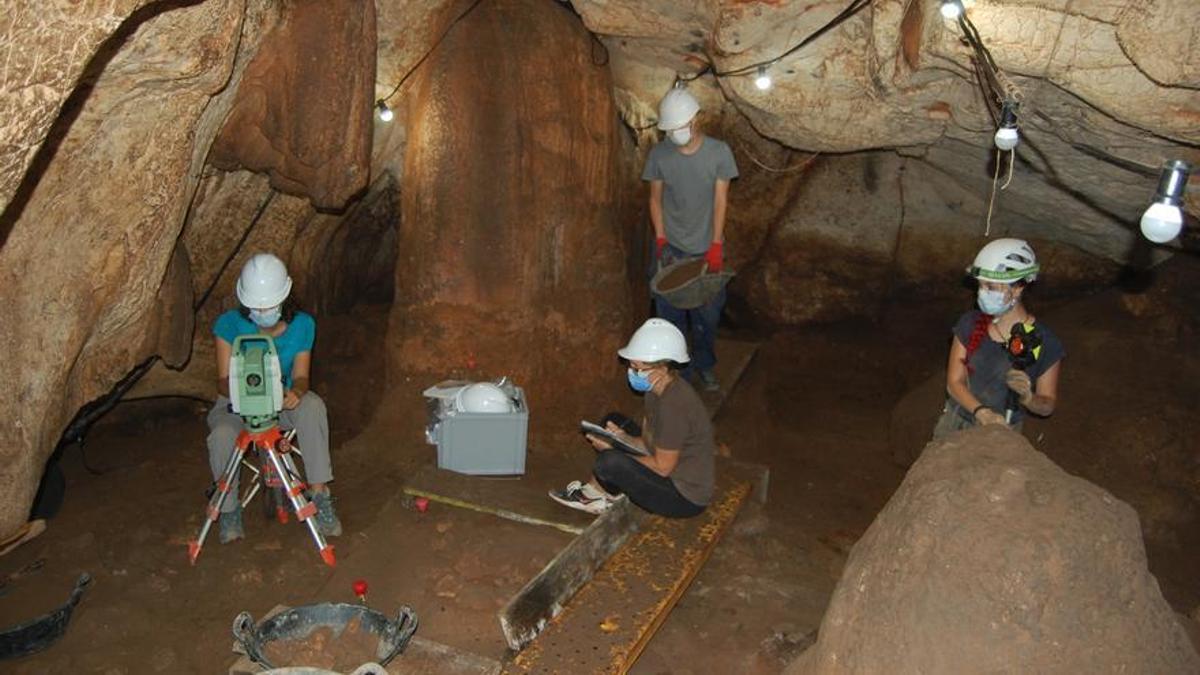 Trabajos arqueológicos en la Cova del Randero de Pedreguer.