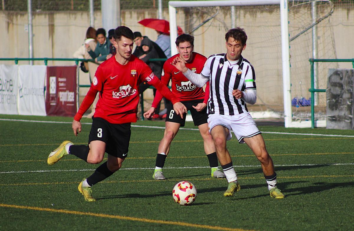 Mauro Costa, autor del gol del Castellón B, lucha un balón con Chus Martínez.