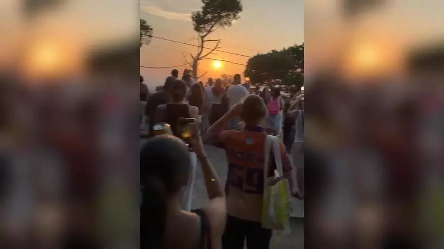 A PIE DE CALLE | Gente viendo el eclipse en la rotonda del antiguo hotel La Florida