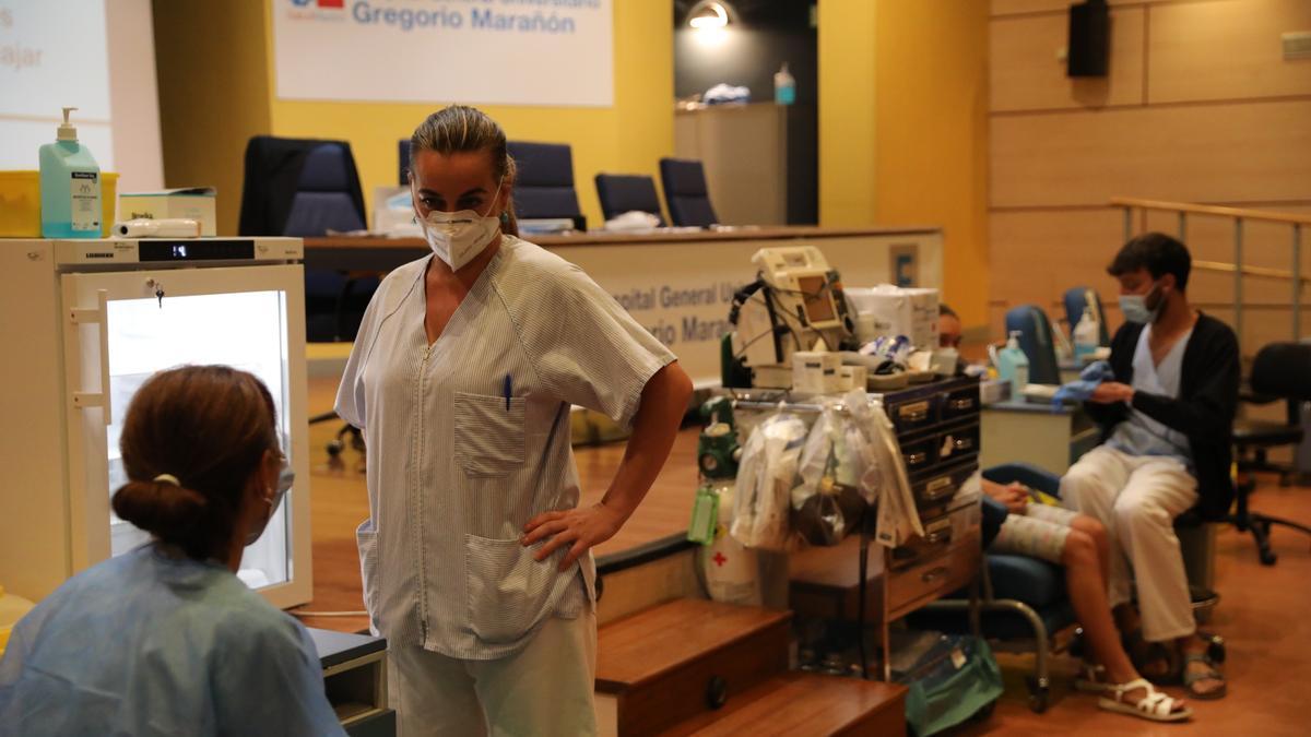 Varios sanitarios en el dispositivo para vacunar contra el coronavirus en el Hospital General Universitario Gregorio Marañón.