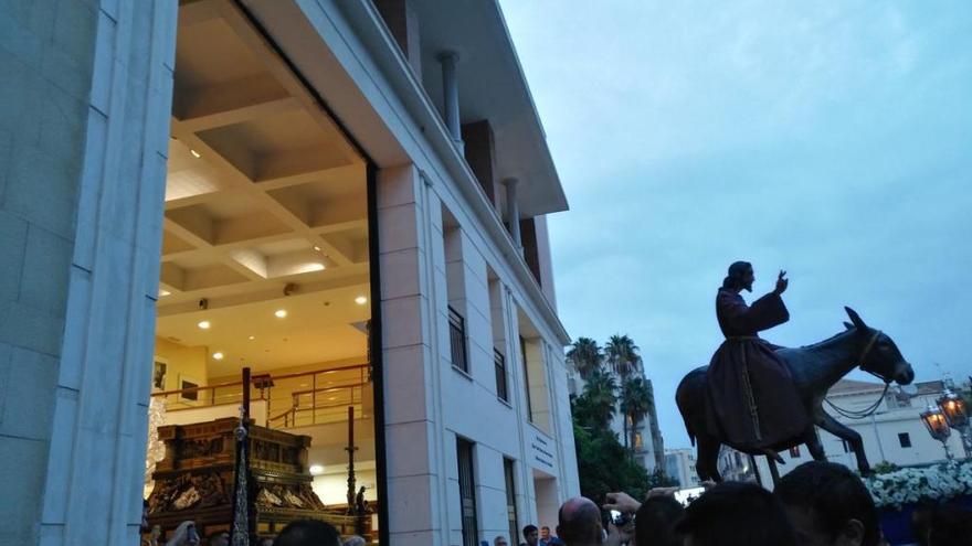 Llegada del Señor a su Entrada en Jerusalén a la casa hermandad del Sepulcro.