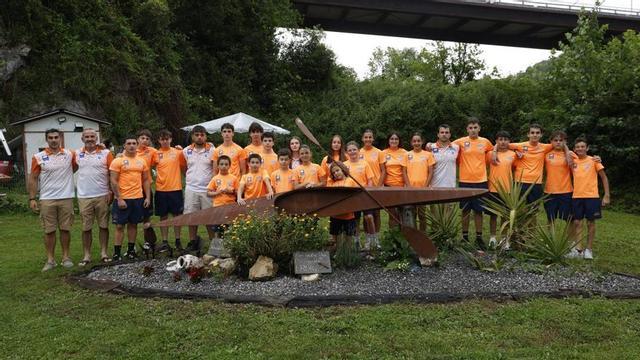 Algunos de los integrantes del Club La Ribera Oviedo Kayak, en sus instalaciones. |