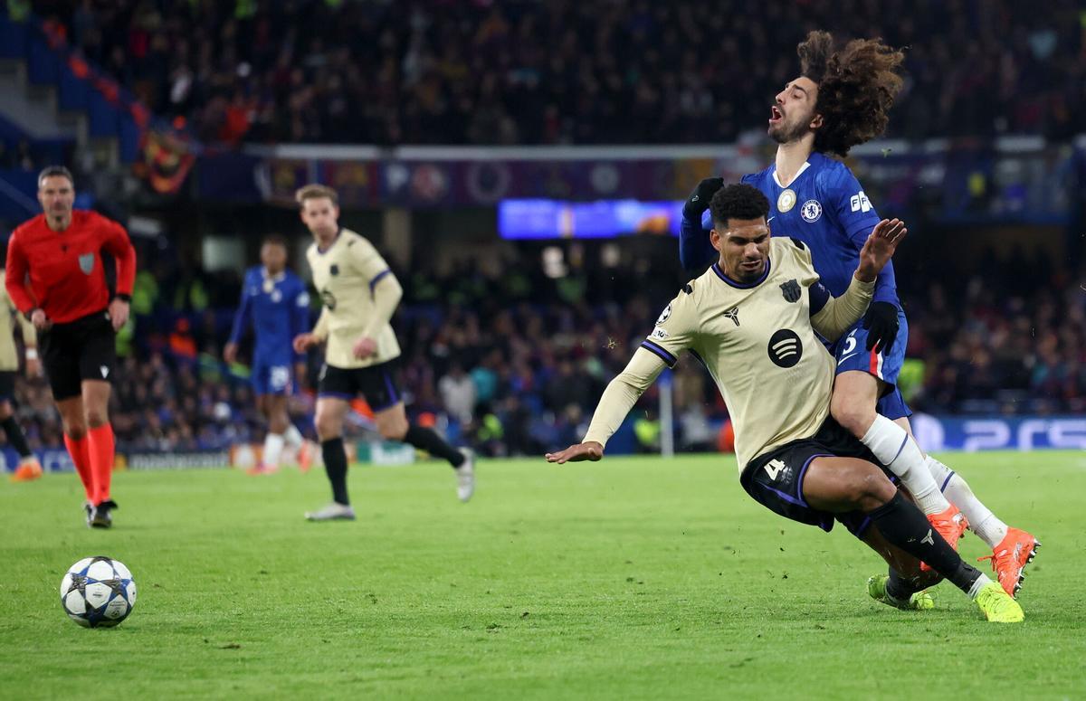 LONDON (United Kingdom), 25/11/2025.- Marc Cucurella (R) of Chelsea is tackled by Ronald Araujo of Barcelona during the UEFA Champions League league phase match between Chelsea and Barcelona in London, Britain, 25 November 2025. (Liga de Campeones, Reino Unido, Londres) EFE/EPA/NEIL HALL