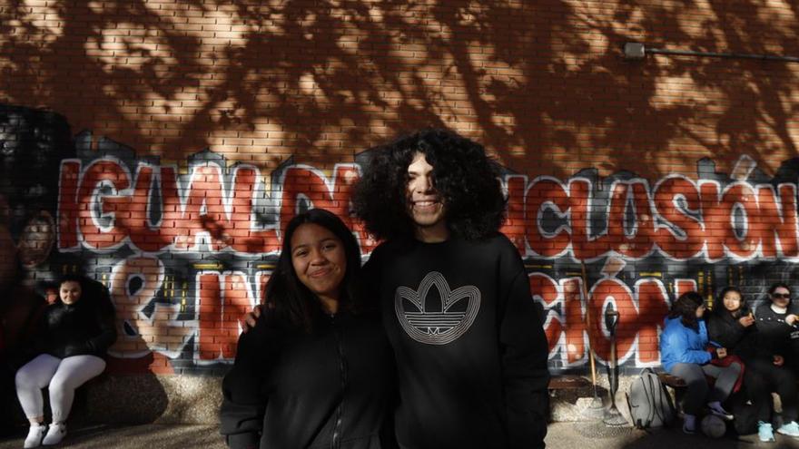 Lidia Torres García y Benjamín Ponce González, delante del lema del centro en el que se puede leer Igualdad, Inclusión e Innovación.. | ANDREEA VORNICU