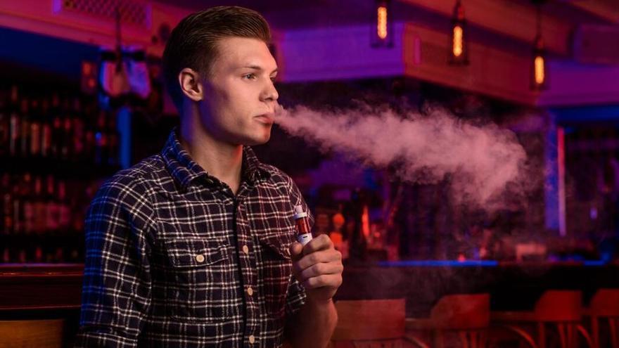 Els ‘vapers’ ressuciten el sector del tabac popularitzant l’hàbit de fumar