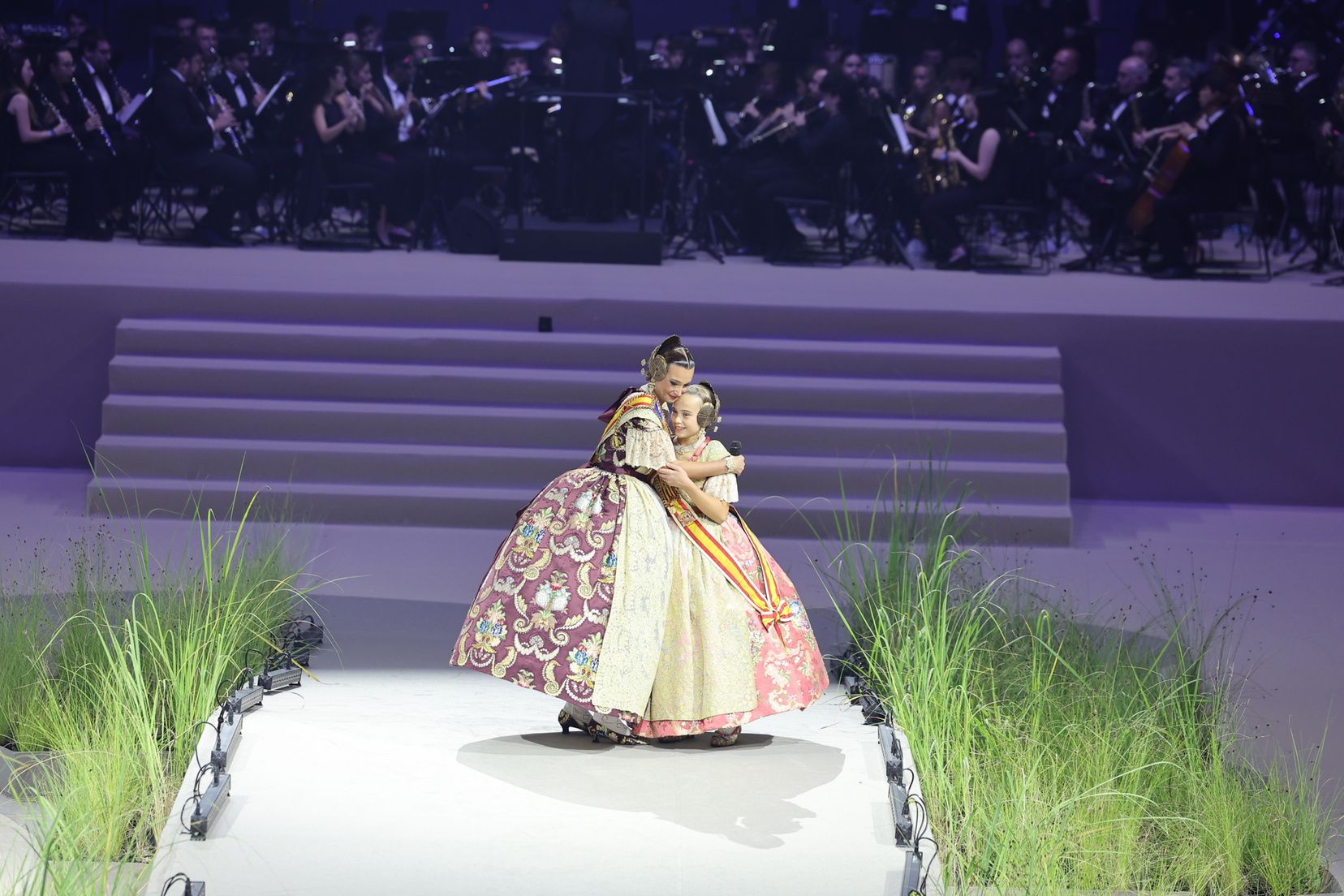 Berta Peiró y Lucía García dicen adiós a su año como falleras mayores de València 2025