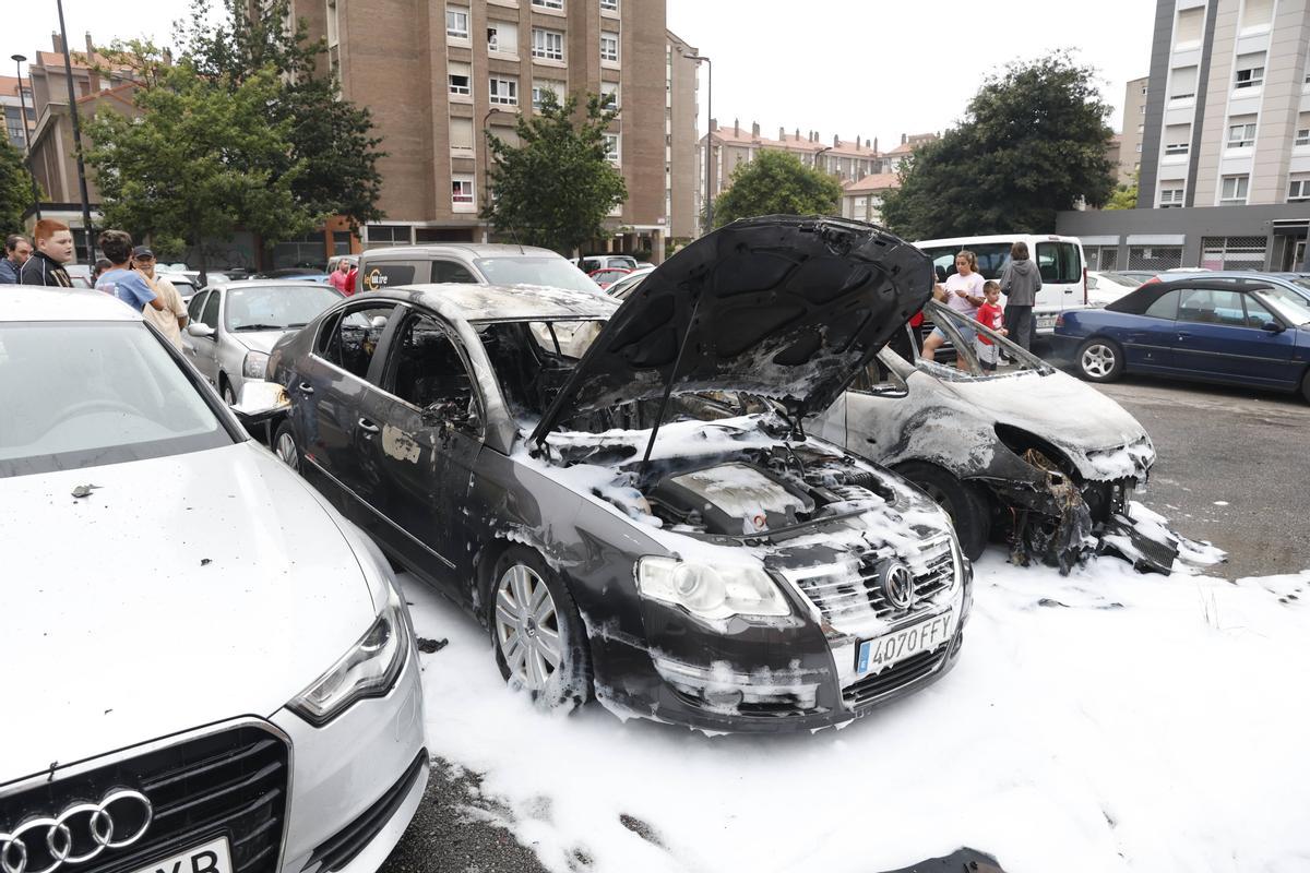 El incendio de varios coches en un parking de Gijón, en imágenes