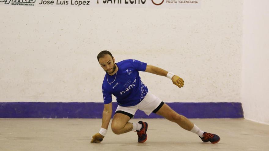 Punxa evita que la pilota arribe al tamborí en la partida de la Lliga Bankia de raspall disputada ahir al trinquet de Guadassuar.