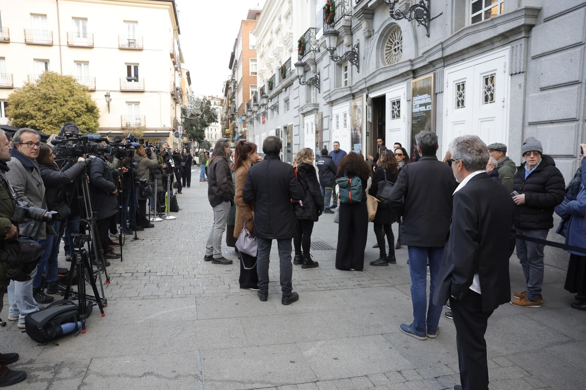 MADRID, 18/12/2024.- Exterior del Teatro Español en Madrid, donde está instalada la capilla ardiente de la actriz Marisa Paredes, este miércoles. La artista falleció a los 78 años este martes, 17 de diciembre. EFE/Zipi
