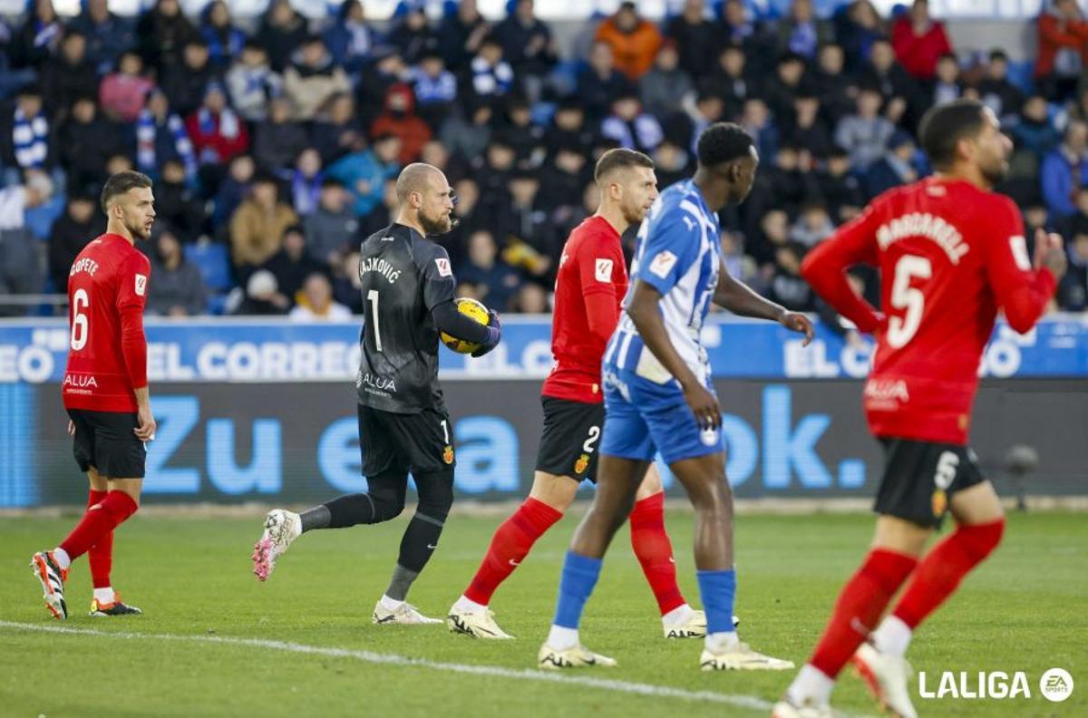 Rajkovic sujeta el balón en el partido del Mallorca ante el Alavés.