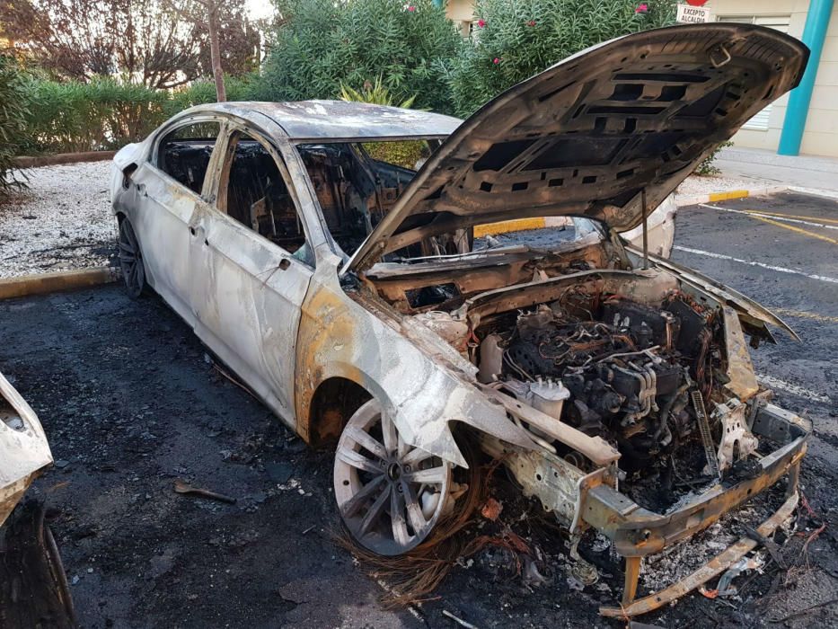 Queman tres coches propiedad de agentes de Policía en Orihuela Costa