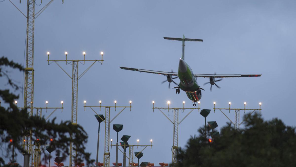 Un avión durante las maniobras de aterrizaje en el aeropuerto Tenerife Norte-Los Rodeos.