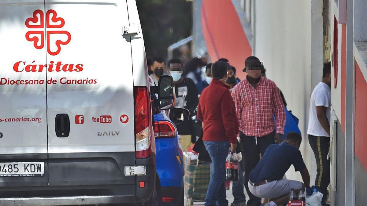 Colas ante la puerta de un comedor de Cáritas, en una imagen de marzo.