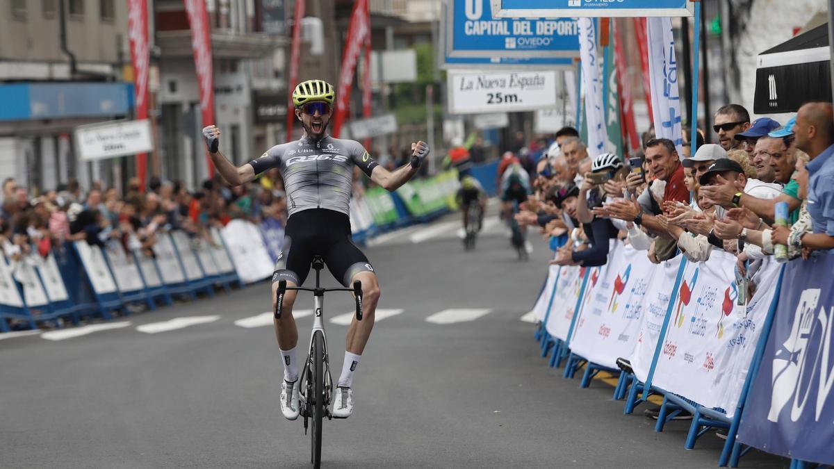 Pablo Urtasun, del Euskaltel, ganador de la primera etapa de la Vuelta a Asturias 2023.