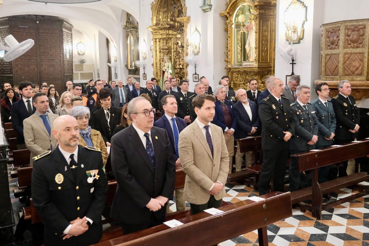 Autoridades y asistentes a la misa en la iglesia de San Juan de Dios de Cabra.