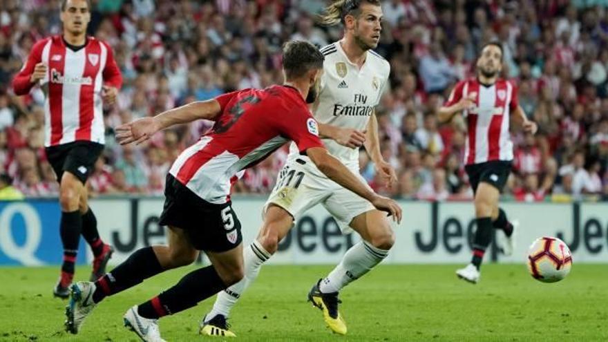 Gareth Bale intenta superar el defensor de l&#039;Athletic Club Yeray Álvarez