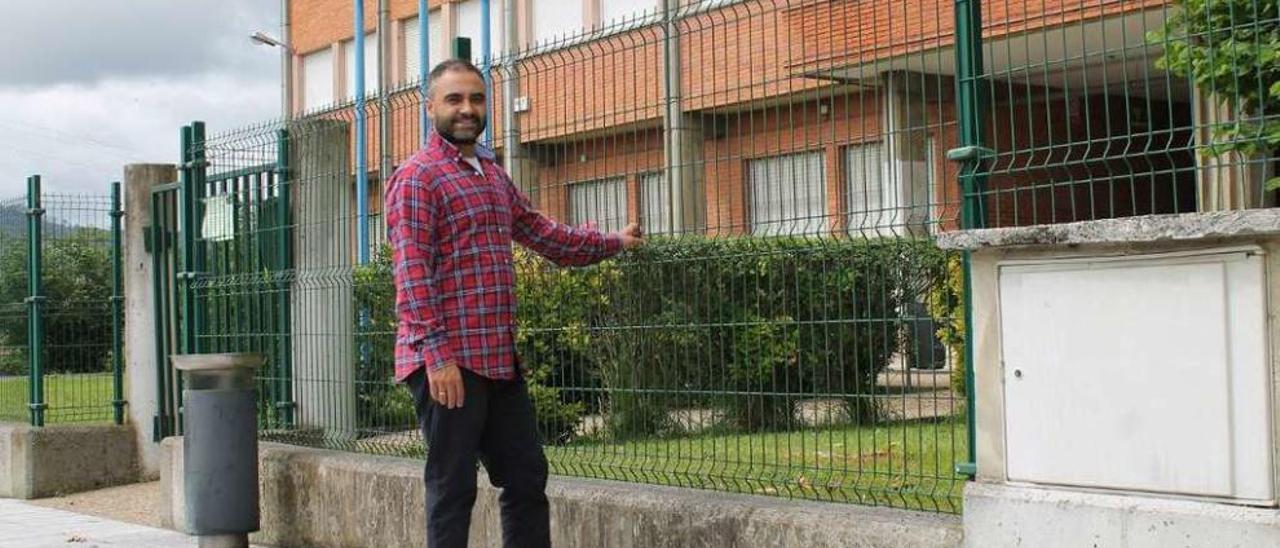 Rubén García, a la puerta del colegio de Los Campones.