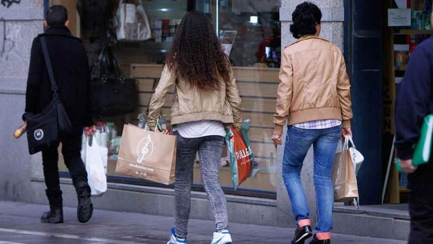 Gente de compras en Santa Clara.