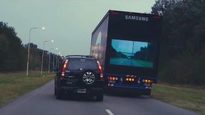 Així funciona el sistema de pantalles als camions per facilitar els avançaments.