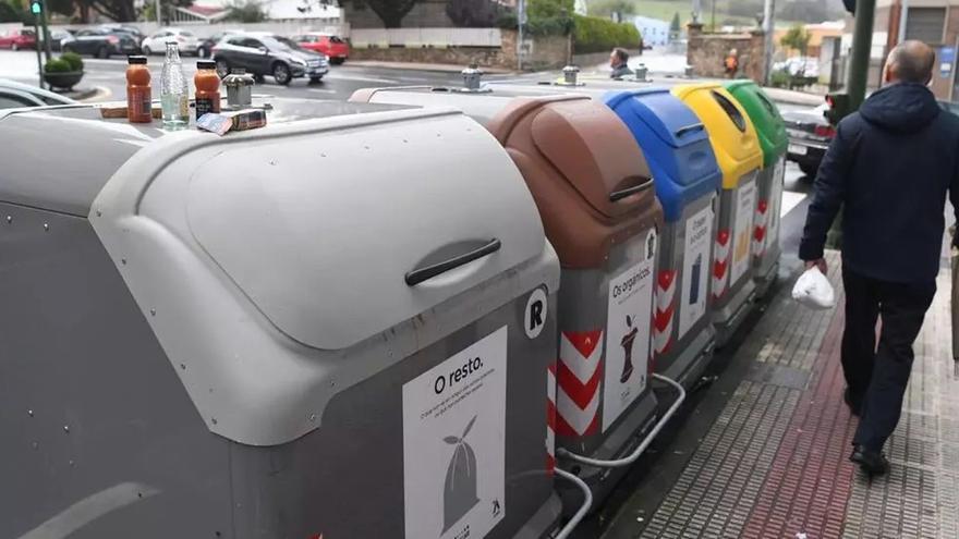 Contenedores de basura pegados en Arteixo. | LOC