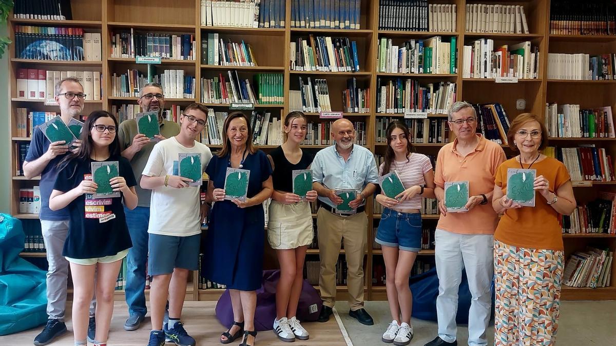 Alumnos y docentes con la revista Estiu elaborada por el instituto La Asunción de Elche