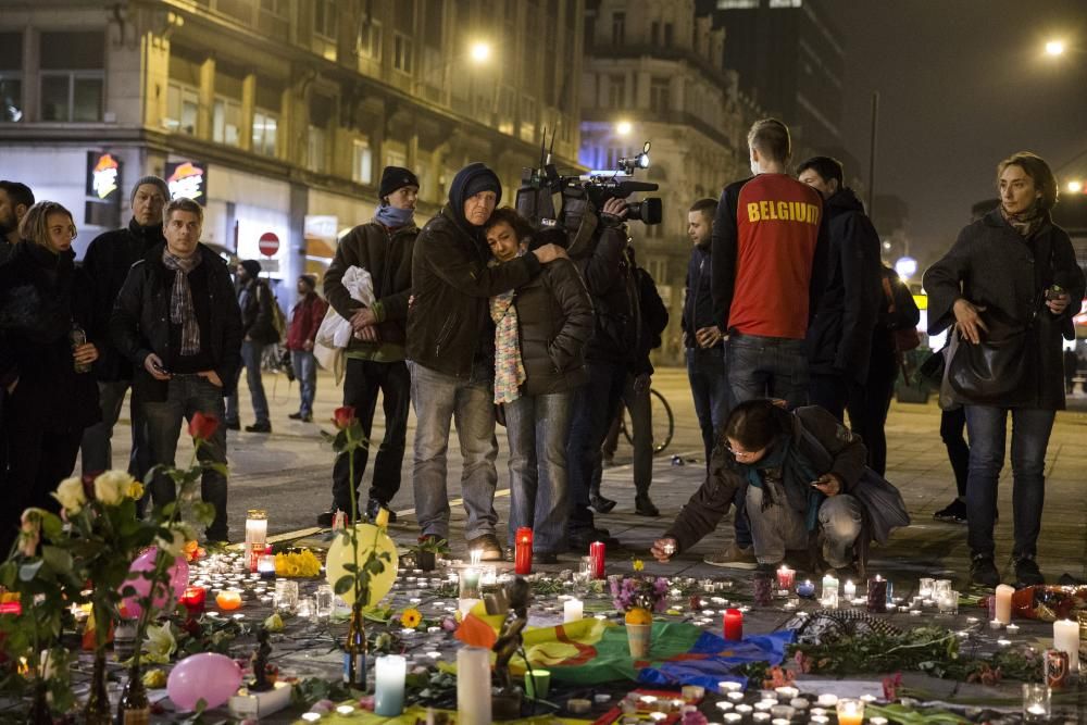 La noche y el día después a los atentados han sido emocionalmente duros para los habitantes de la capital belga, golpeada por el terrorismo. Los ramos de flores se acumulaban en las plazas.