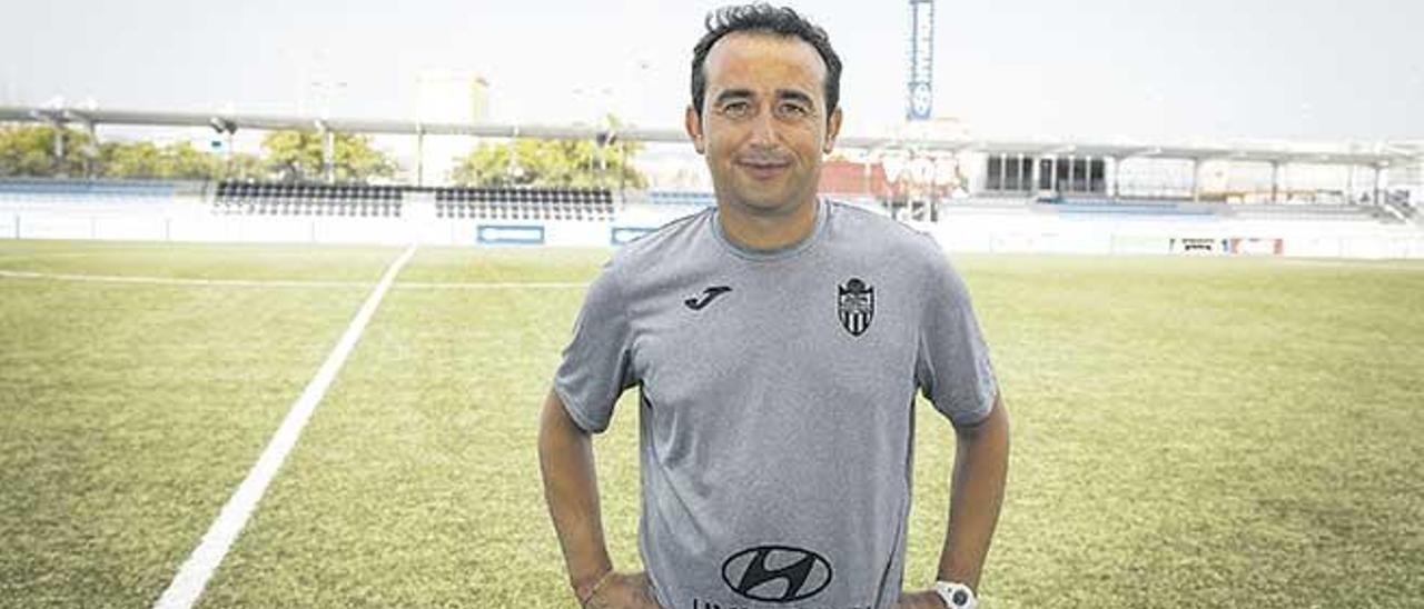 El preparador del Atlético Baleares, Armando de la Morena, posa para este diario en Son Malferit, tras el entrenamiento.