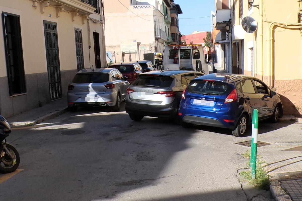 Los dos coches, tras el accidente en la calle Robert Graves.