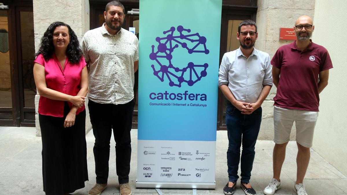 La regidora Núria Riquelme; el director de la Catosfera, Joan Camp; l'alcalde de Girona, Lluc Salellas, i el representant de Hacktoberfest, Víctor Martín, durant la presentació de la Catosfera