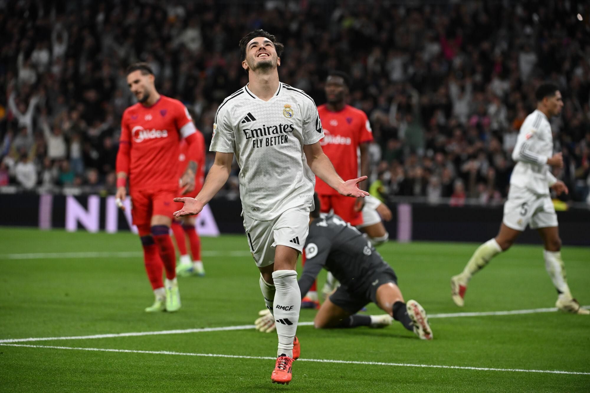 MADRID, 22/12/2024.- El centrocampista del Real Madrid Brahim Díaz celebra tras anotar el 4-1 para su equipo durante el partido de LaLiga entre el Real Madrid y el Sevilla, este domingo en el estadio Santiago Bernabéu. EFE/ Fernando Villar