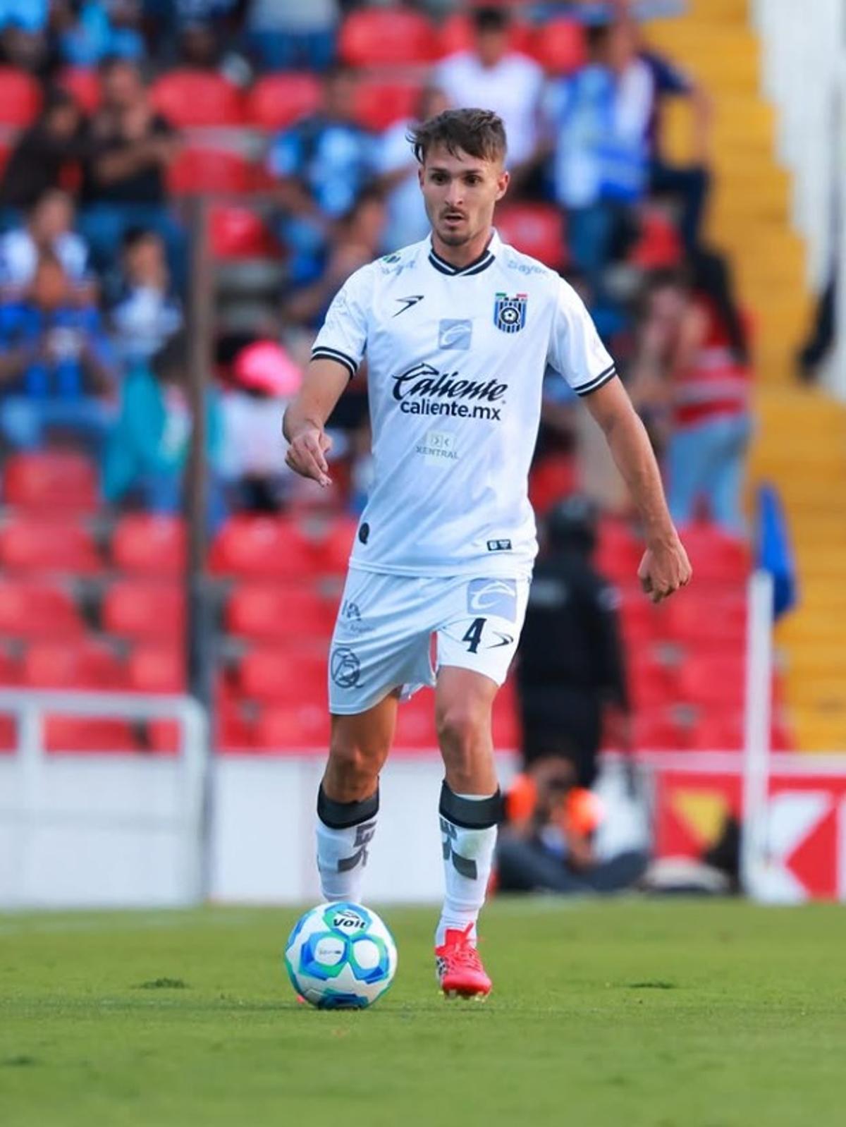 Carlo Adriano García, futbolista profesional natural de Vila-real y ex del Villarreal CF, que milita en el Querétaro FC.