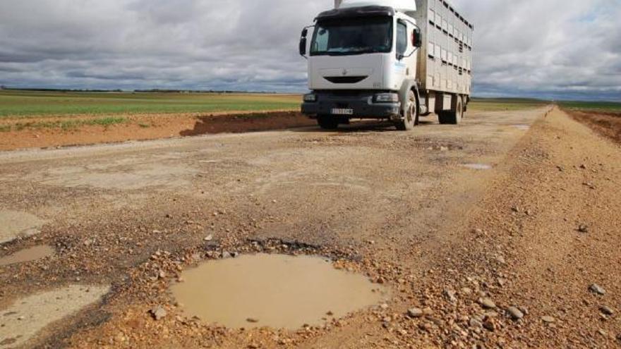 Los baches de la calzada han permanecido llenos de agua todo el invierno.