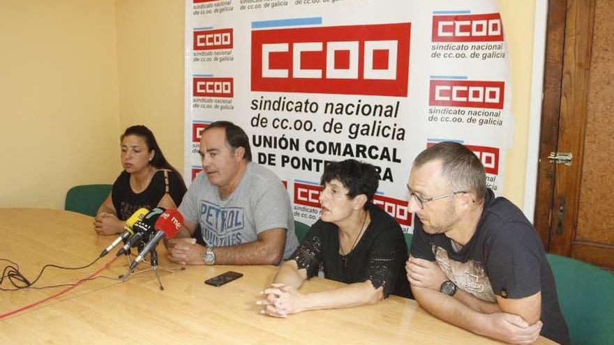 Víctor Ledo (centro), con varios representantes de Comisiones. // S. Á.