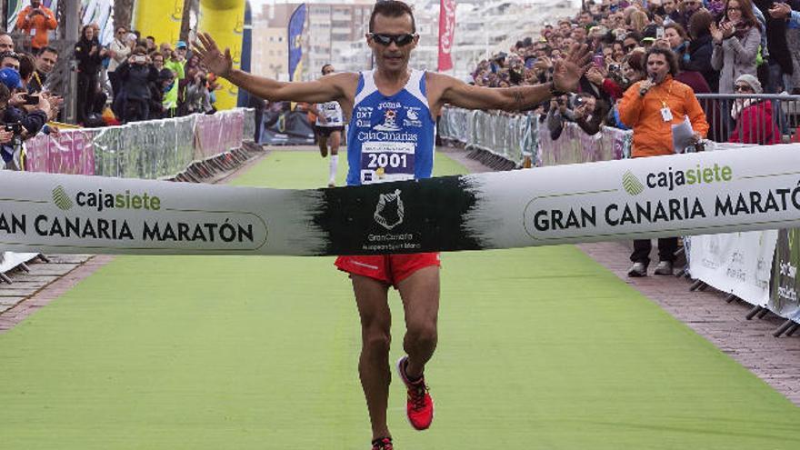 El lanzaroteño José Carlos Hernández cruza la línea de meta en los 21 km. del Gran Canaria Maratón.