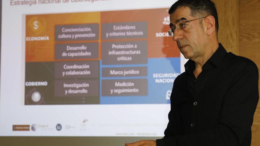 Julio Rilo Blanco, durante su conferencia de ayer en la Facultad de Ciencias.