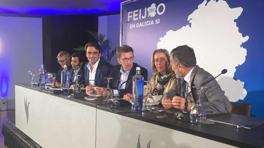 Feijóo, en el centro, durante la junta provincial del PP de A Coruña.