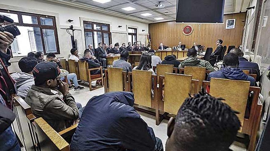 Los 17 acusados se sentaron ayer en el banquillo durante el juicio en la Audiencia de Palma.