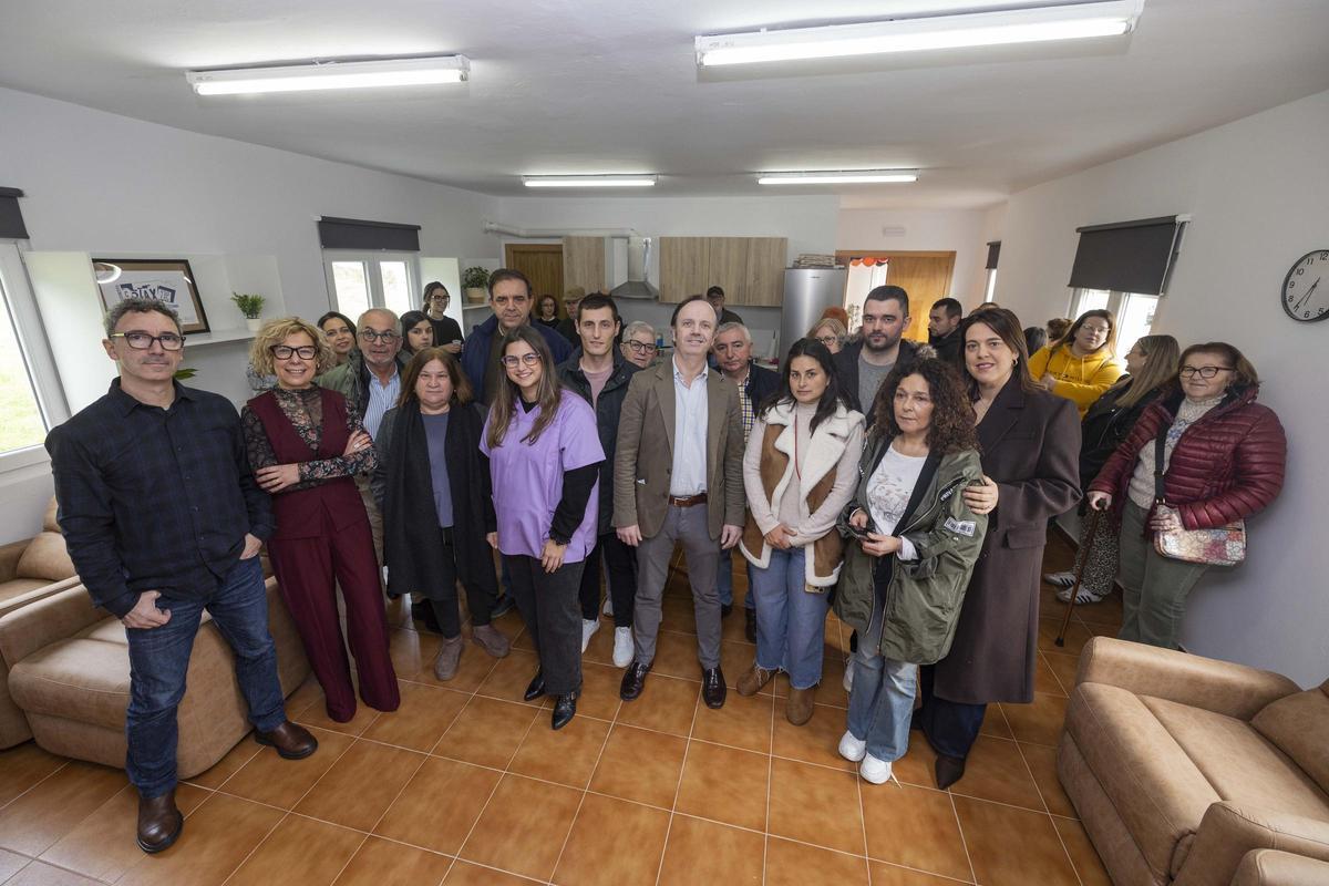 Antón Acevedo, no centro, cos asistentes á inauguración da nova Casa do Maior de Fisterra.