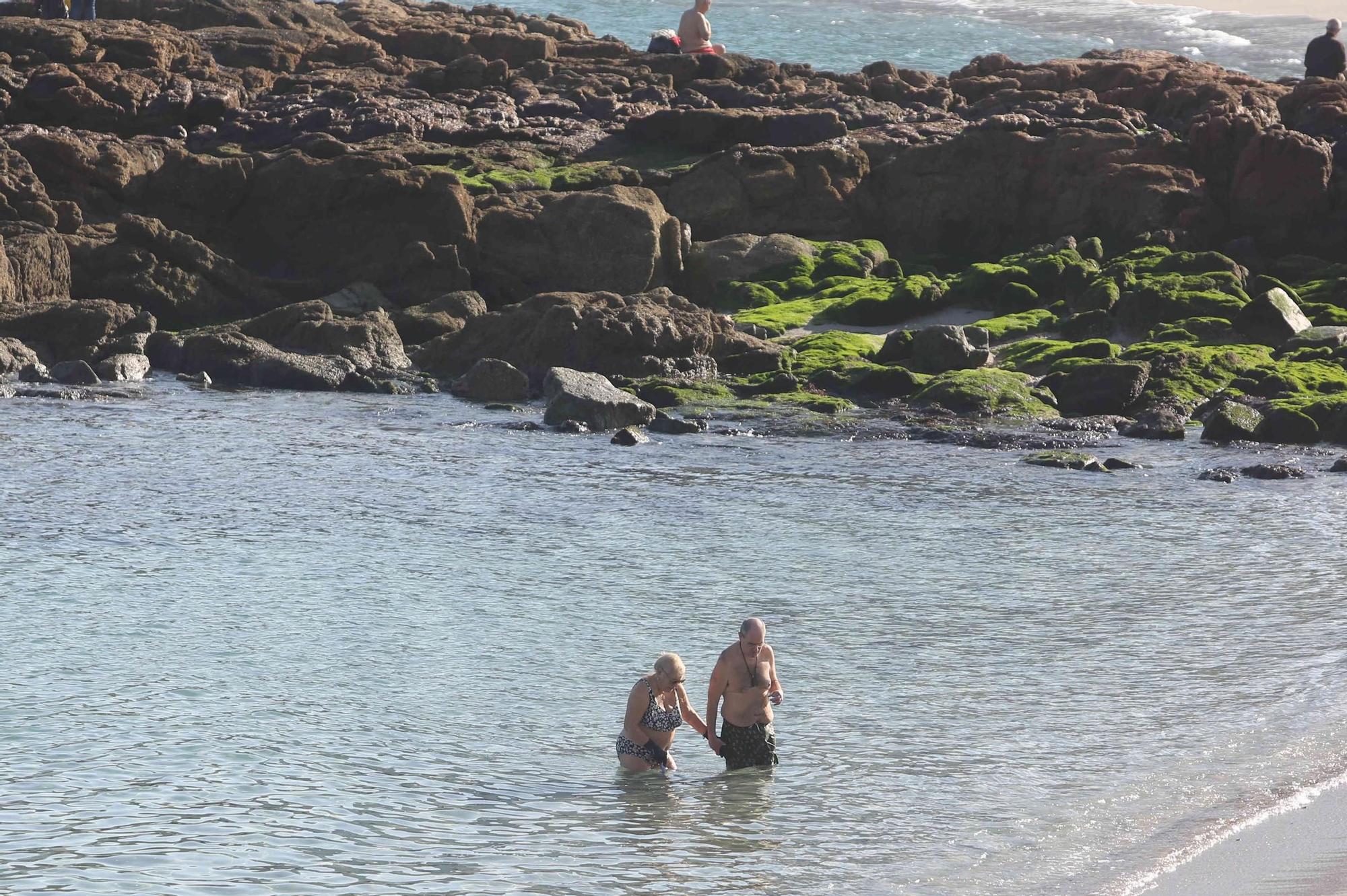 Primeros baños en las playas de A Coruña, donde el termómetro llega casi a los 20 grados