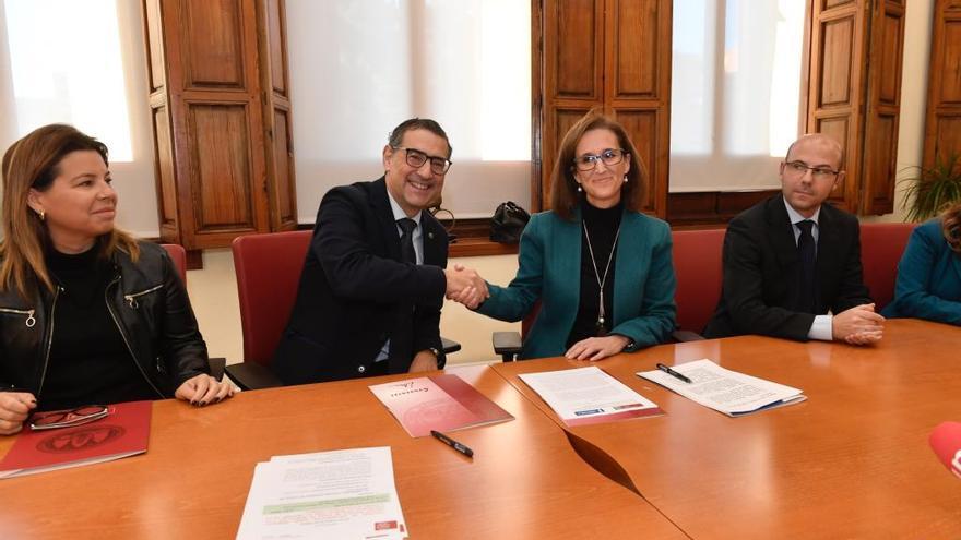 José Luján e Inmaculada Serrano firmaron el convenio.