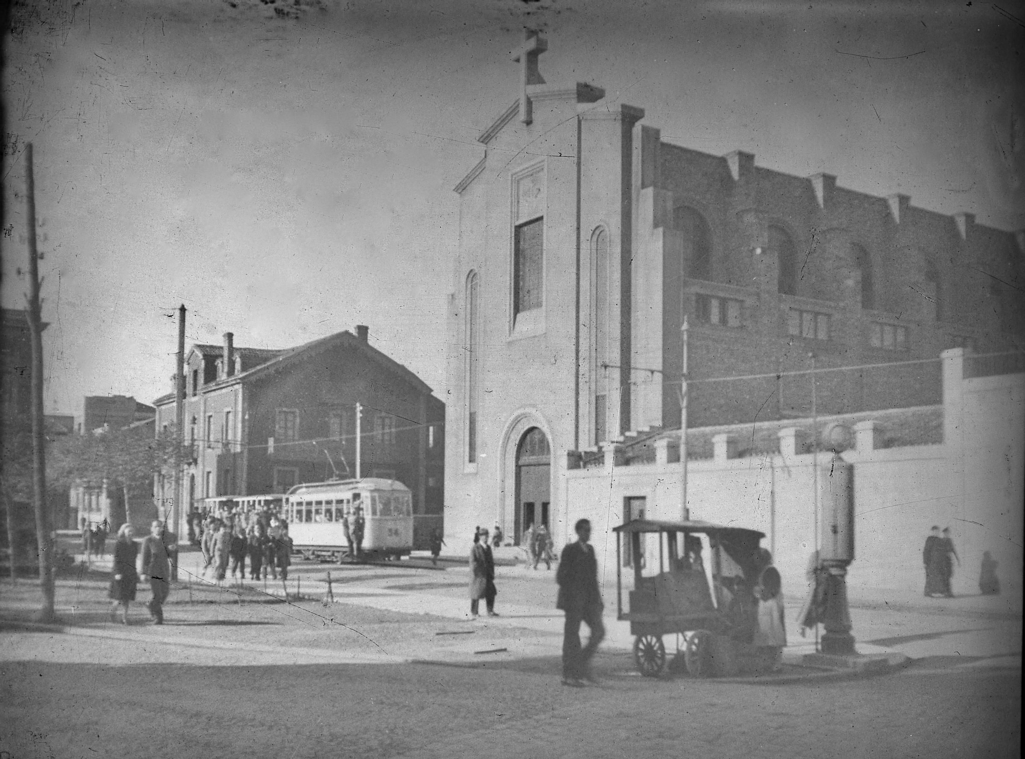 La calle Uría a la altura de la iglesia de los Capuchinos, Gijón/Xixón. h. 1945. Col. Muséu del Pueblu d’Asturies