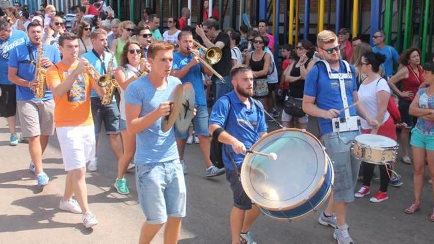 Una charanga actuando en las fiestas de la localidad.