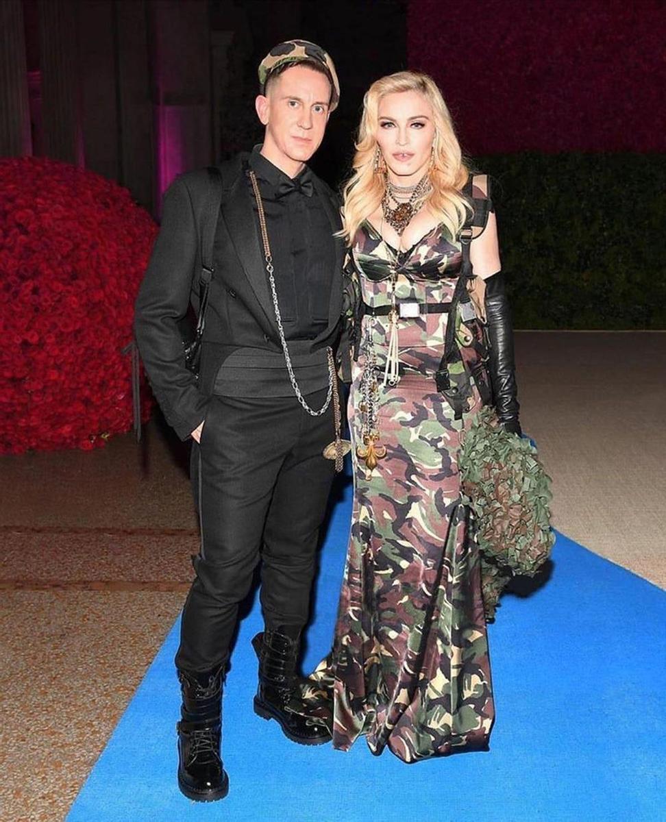 Jeremy Scott junto a Madonna, de Moschino, 2017