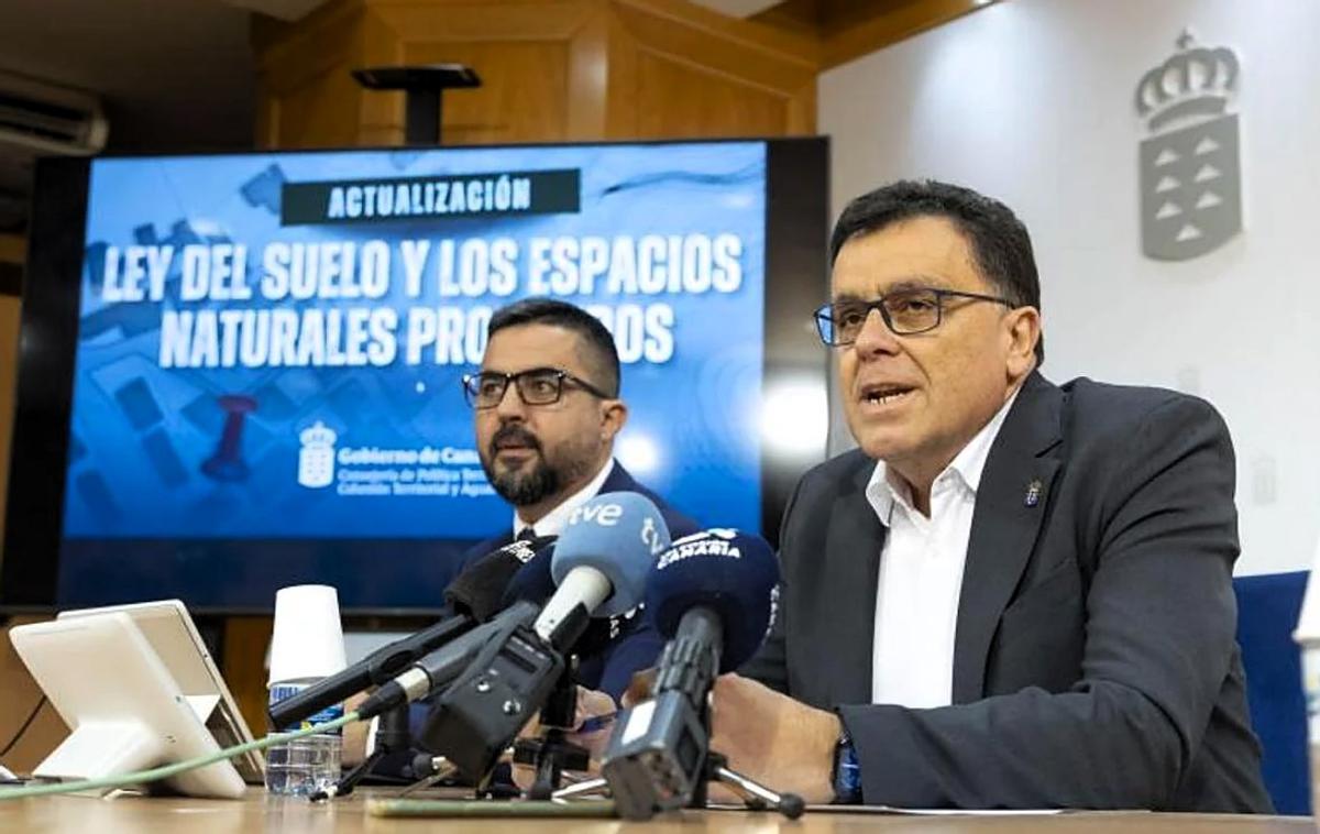 Manuel Miranda (d), consejero de Política Territorial, y Onán Cruz, director general de Ordenación del Territorio.