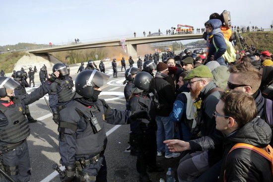 L''actuació dels Mossos per desallotjar l''AP-7.