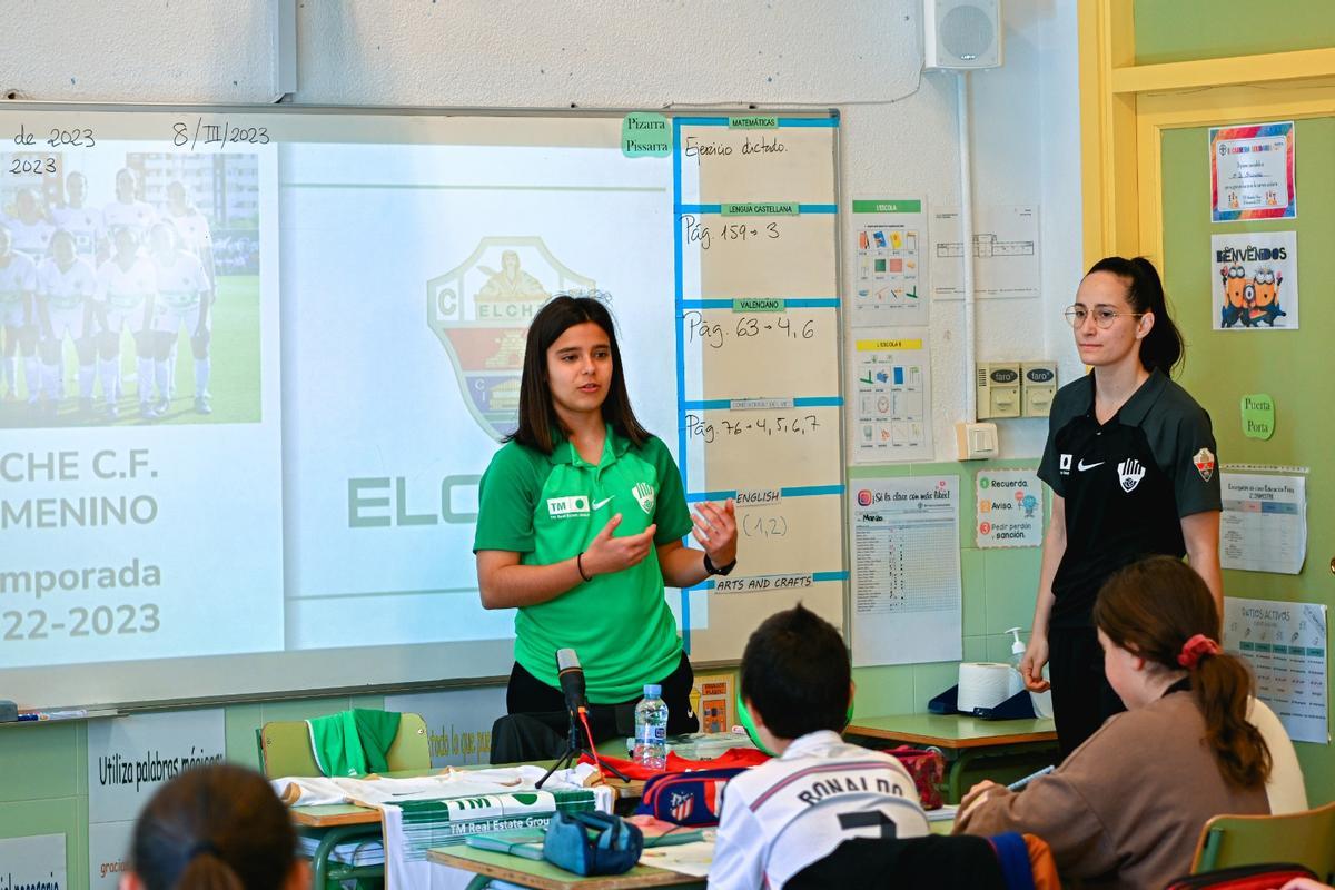 Una jugadora del Elche Femenino dando una charla en un colegio