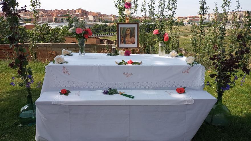 Una mesa de picnic, improvisado altar de La Sacramental en este barrio de Zamora